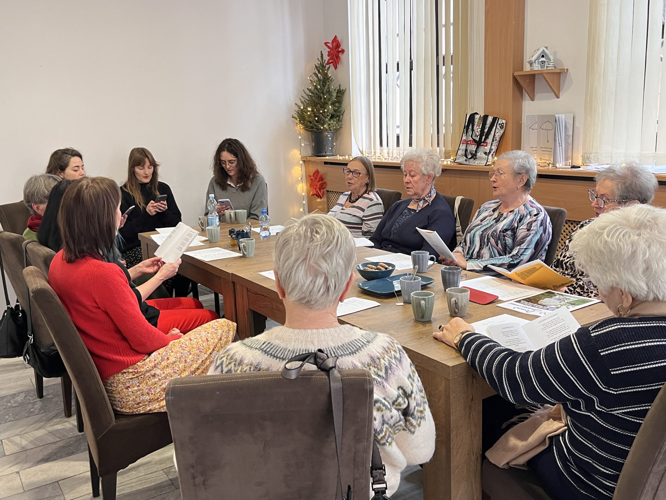 Seniorzy podczas spotkania w fundacji